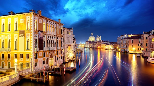 grand-canal-and-basilica-santa-maria-della-salute-97QE94W.jpg